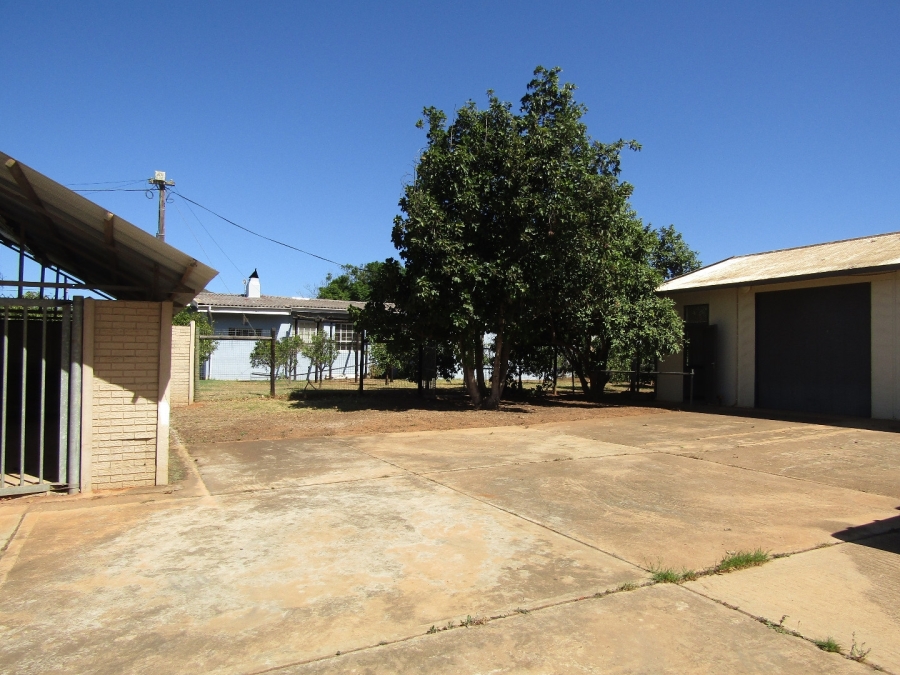 6 Bedroom Property for Sale in Hankey Eastern Cape